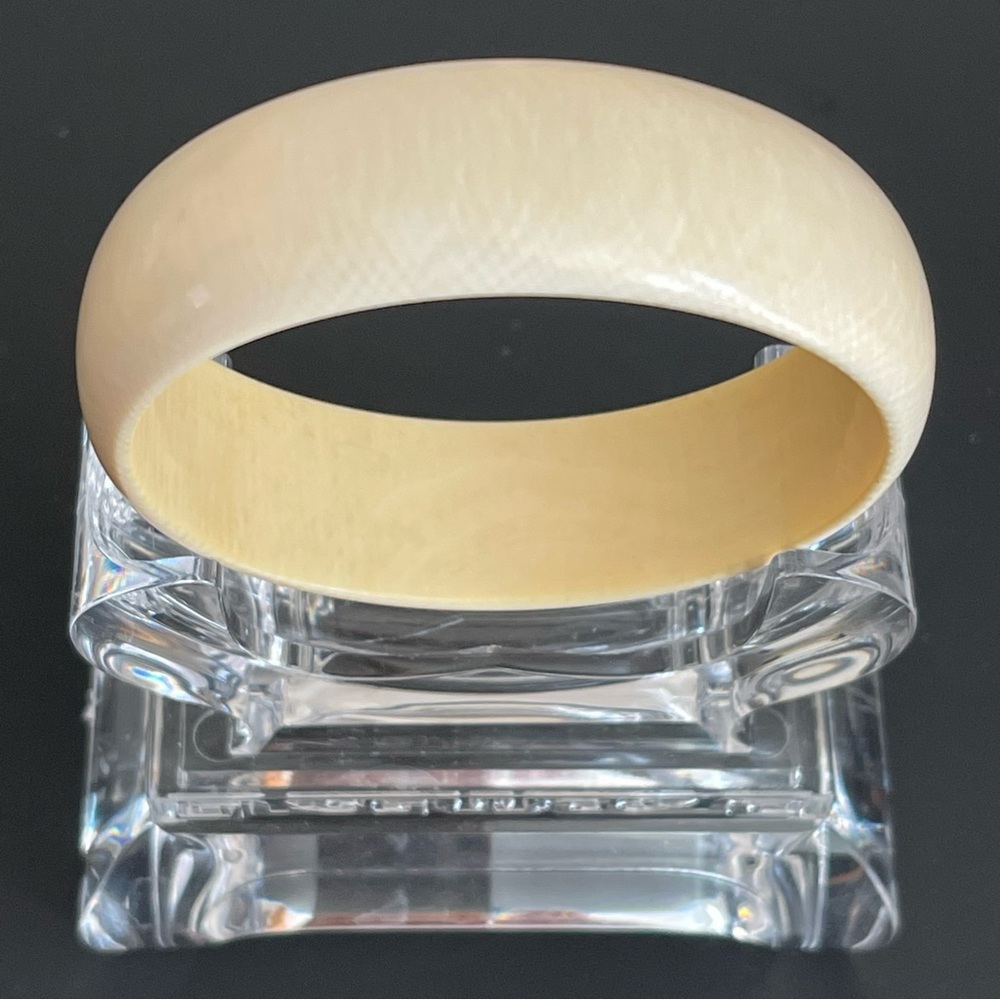 Vintage genuine Ivory bangle bracelet. - Picture 2 of 14